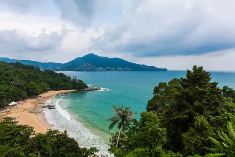 Playa rodeada de selva tropical y mar turquesa