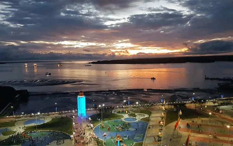Bahía de Buenaventura al atardecer, vista desde el malecón